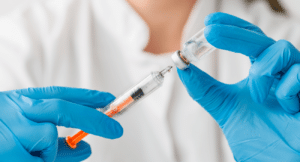 La vaccinazione contro la febbre gialla è obbligatoria nelle aree in cui la malattia è endemica.