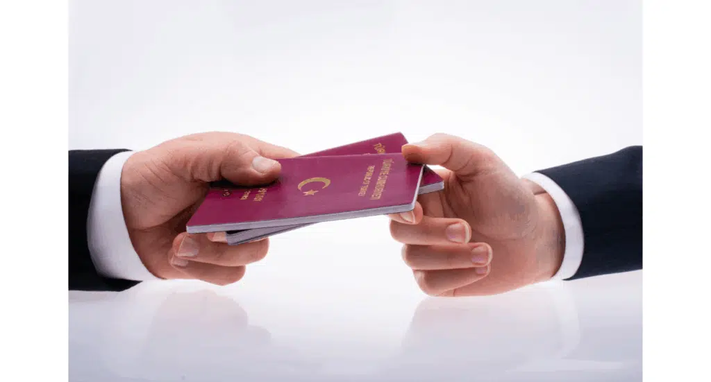 Foreigners who intend to travel to Australia for work must first obtain the proper visa. Check whether a 190 visa is applicable to your case. Gli stranieri che intendono recarsi in Australia per lavoro devono prima ottenere un visto adeguato. Verificate se il visto 190 è applicabile al vostro caso.